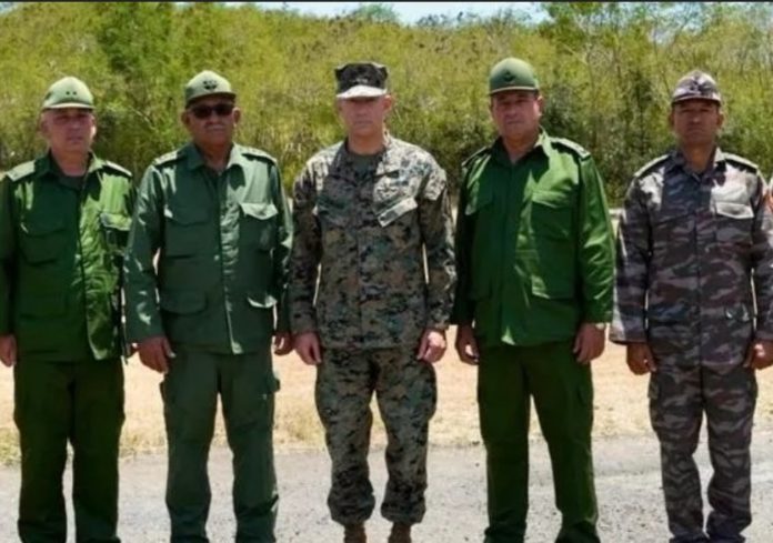 Fotografía difundida en la cuenta del Comando Sur de EE.UU. de su comandante, general, Francis L. Donovan (c), posando con el jefe del Estado Mayor General de Cuba, general Roberto Legrá Sotolongo (2-i), y otros militares cubanos, en la base naval en la bahía de Guantánamo (Cuba).