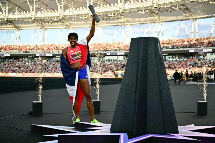 Marileidy Paulino celebra con su trofeo tras ganar la final de los 400 metros planos del Ultimate Championship.AFP