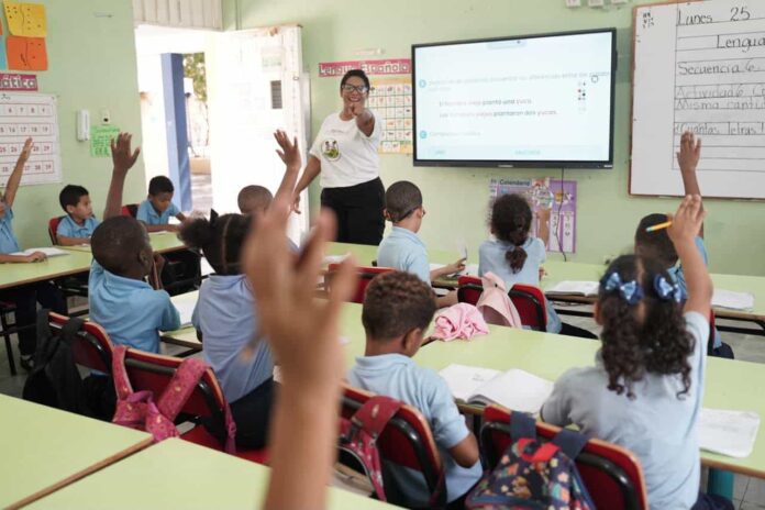 Una maestra impartiendo docencia en un aula de una escuela pública. (FOTO SUMINISTRADA POR EL MINERD.)