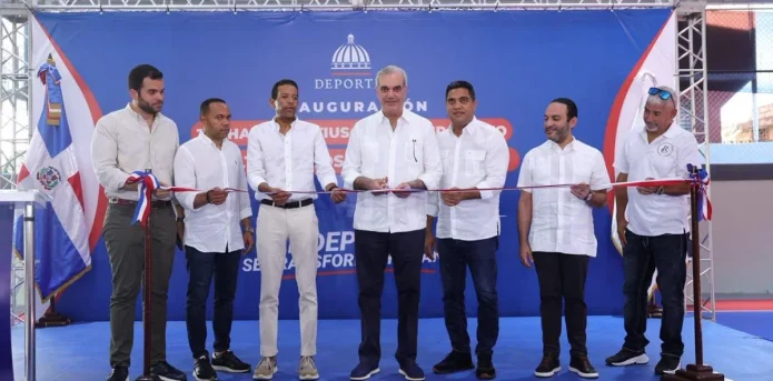 El presidente Luis Abinader corta la cinta para dejar inaugurado el multiuso del Club Los Restauradores, Estuvo acompañado del ministro de Deportes, Kelvin Cruz. Igualmente desde la izquierda, por el diputado Vicente Sánchez, Raudys Vargas, director del Gabinete Social de la Alcaldía del Distrito, Stalin Alcántara, vice-alcalde de ADN, el regidor Jean Carlos Vega y Pedro Ogando, presidente del Club Los Restauradores. ,Fuente externa