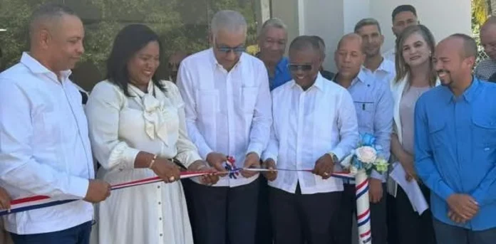 El director distrital José Luis Tavárez Henríquez encabezó el corte de cinta, acompañado de autoridades civiles y militares.Fuente externa