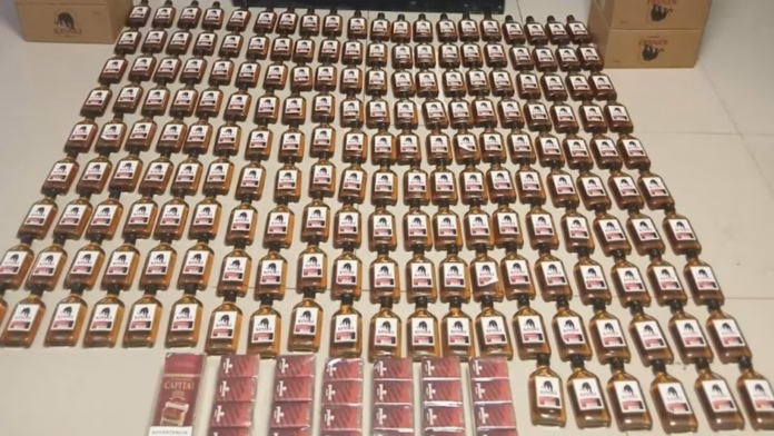 Policía incauta 1,400 cigarrillos y 186 unidades de ron de contrabando en San Juan de la Maguana (Foto cortesía Policía Nacional)