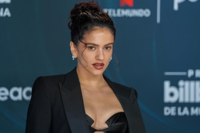 22/10/2026.- La cantante española Rosalía posa en la alfombra azul de los Premios Billboard de la Música Latina este jueves en el James L. Kinght Center en Miami, Florida (EE.UU.). EFE/ Alberto Boal (EFE)