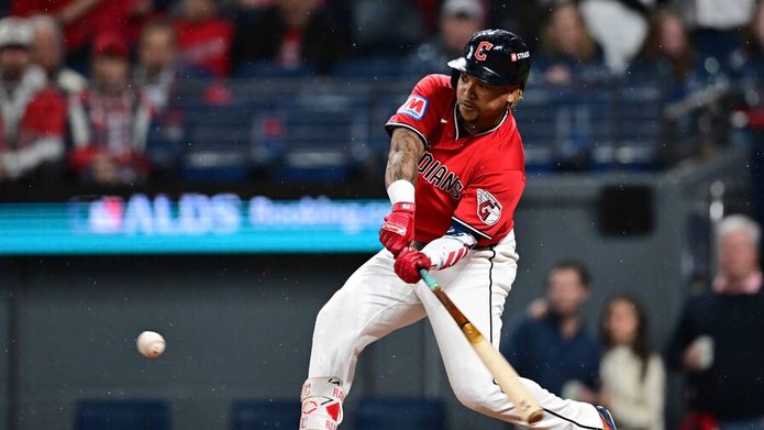 José Ramírez conecta cuadrangular de dos carreras para darle el triunfo a los Guardianes en el quinto partido de la serie divisional de la Liga Americana ante los Medias Blancas de Chicago. (AFP)