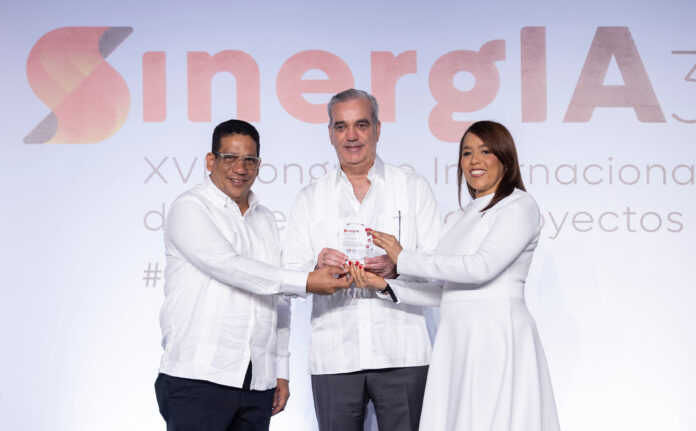 Carlos Pimentel, Presidente Luis Abinader Corona y Wanda De Jesús, presidenta PMI RD